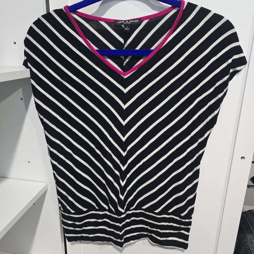 Cable & Gauge Black and White Chevron Top with Pink Trim